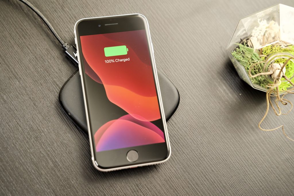 iphone se 2020 charging 100839854 orig 1024x683 1 - ارزان ترین مدل های آیفون در بازار ایران – ۱ فروردین